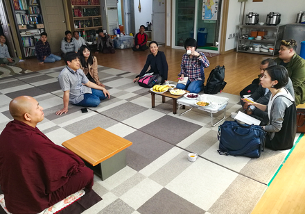 韓国のミャンマー・コミュニティのシェルター・お寺にて。2017年度 国際助成プログラム「移住当事者による政策提言─日韓の移住当事者の交流と学び合いを通じて」