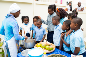料理史ワークショップで交流する生徒たちと調理師。2016年度研究助成プログラム（共同研究助成）「モザンビークの料理史─郷土料理のレシピとモザンビークの伝統文化─」