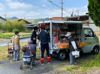 買い物に出かけることの困難な高齢者向けの移動販売車。2017年度 国内助成プログラム「志ごと人養成プロジェクト　─地域の希望をつなぐ仕事と担い手づくり」