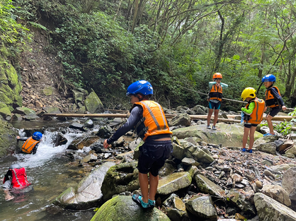 キャンプで沢登りに挑戦する子どもたち。2019年度 国内助成プログラム「離島のあたらしい放課後創造プロジェクト　―屋久島を教育の先進地に！」