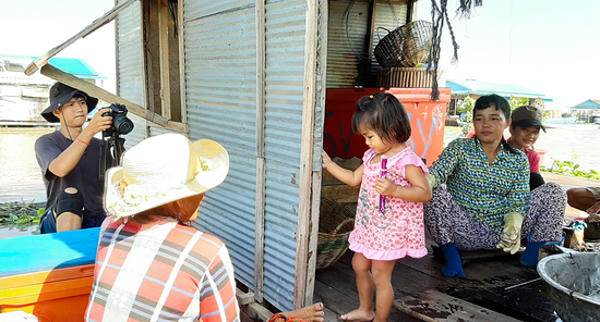 カンボジアのコンポンチュナン州で水上生活をするベトナム系家族を撮影するカンボジアのチーム。2018年度 国際助成プログラム「「彼ら」を知るために「私たち」を理解する―ファシリテイティブ・リスニング・デザインを用いた地域レベルでの共感の醸成」