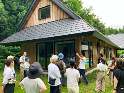 洋風に見えますが、風土に合わせて、ひさしなどの日本の建築技法を取り入れています