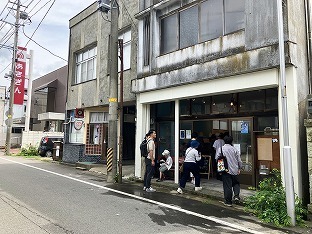 朝市通りに面した「おうみや」入り口